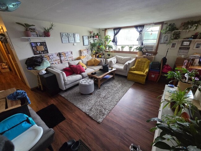 Building Photo - Available August 6! - 2 Bed 1 Bath Apartment