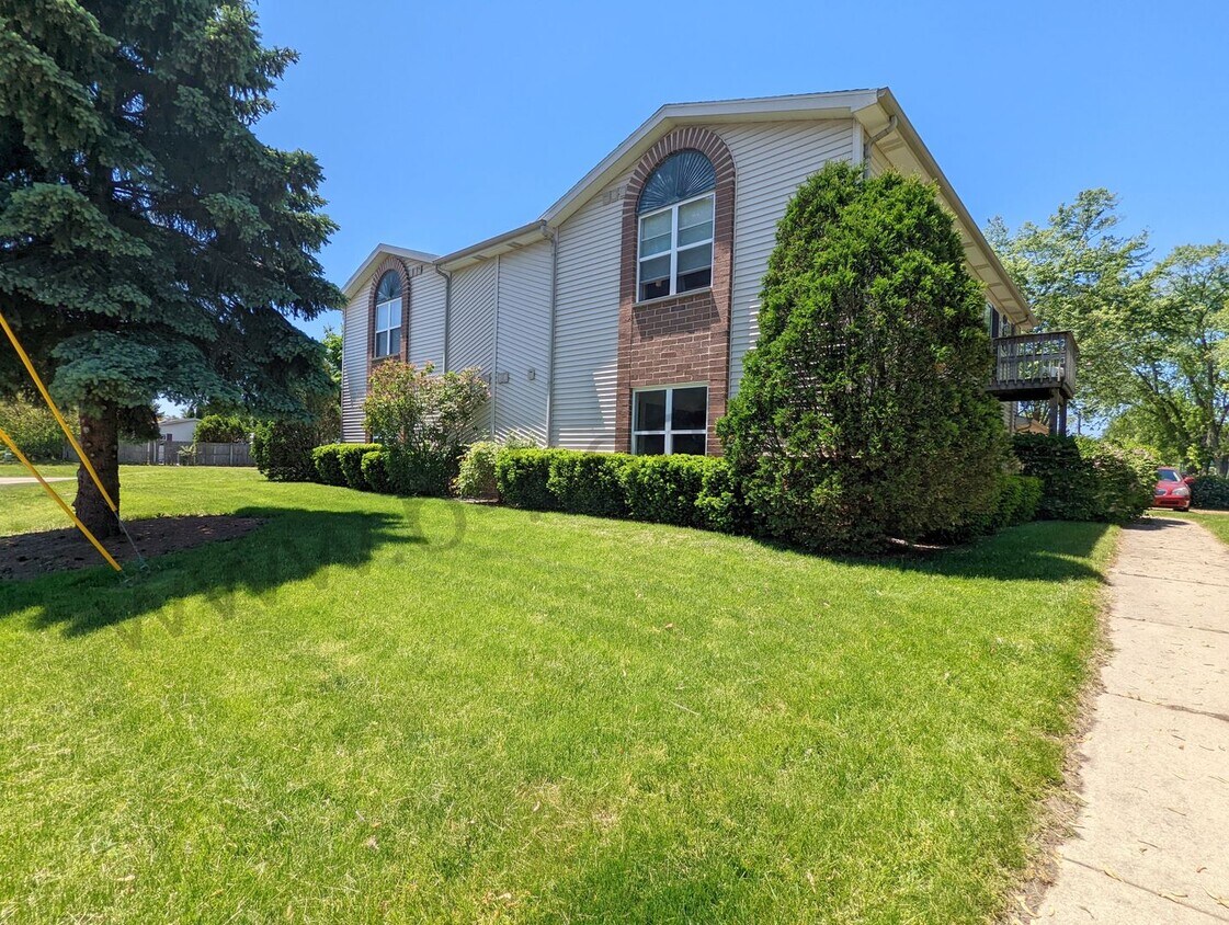 8760 Sheridan Rd Unit Apt 4, Kenosha, WI 53143 Room for Rent in