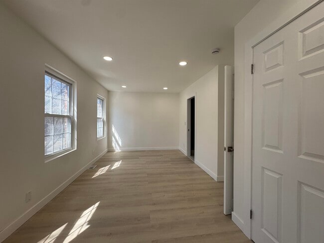 Building Photo - 222 Christopher Columbus Dr