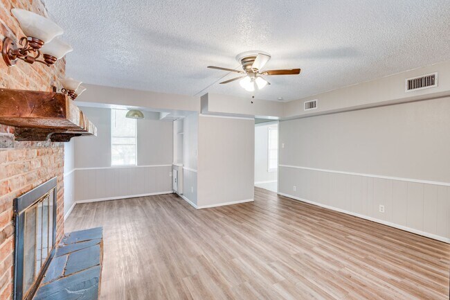 Foto del edificio - 7028 Oak Park Dr