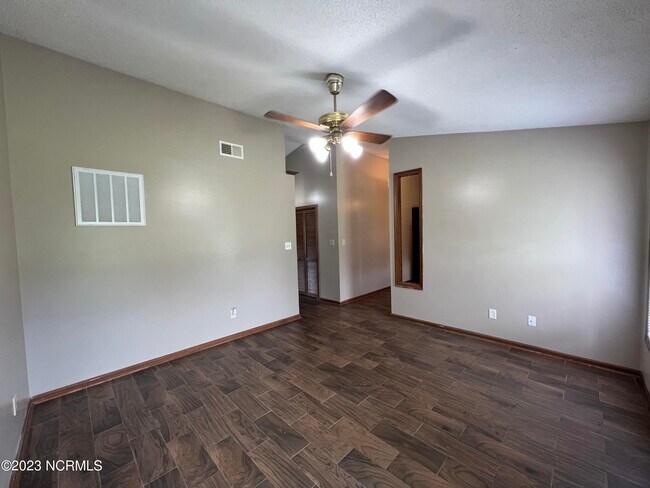 Foto del edificio - 725 Pinewood Dr