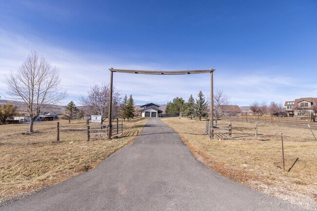 Building Photo - SILVER CREEK HORSE PROPERTY