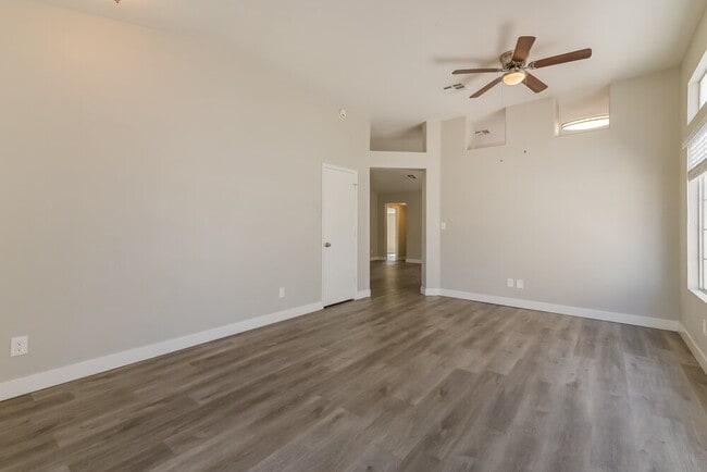 Building Photo - 801 Zinnia Cir