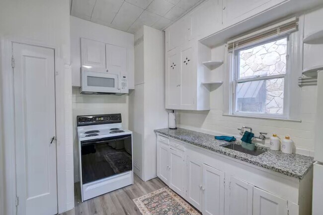Building Photo - FIRST-FLOOR, 2-BEDROOM FURNISHED MONTE VIS...