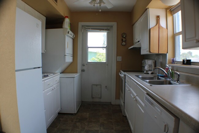 Building Photo - 3405 S Peninsula Dr