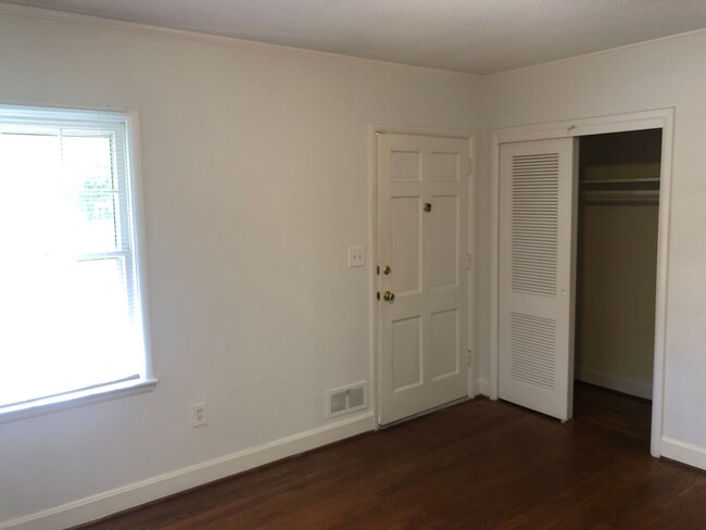 Building Photo - Byerly &amp; Paddock Duplex