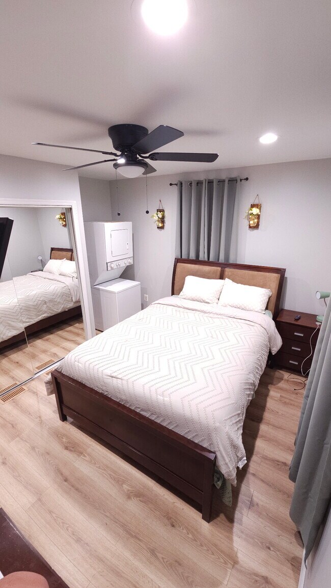 Habitación espaciosa con cama de matrimonio y amplio armario/lavadora y secadora. - 510 North St