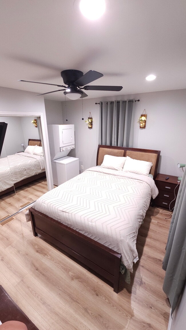 Spacious bedroom with queen sized bed and large closet/washer and dryer - 510 North St
