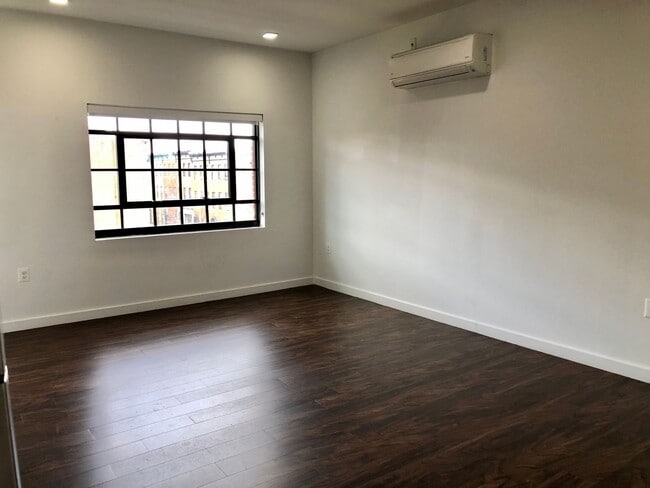 Interior Photo - 824 N Calvert St