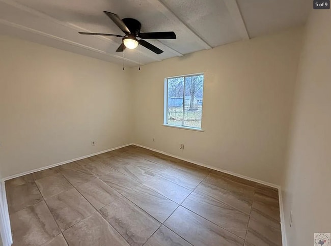 Building Photo - 2405 Mamie Dr