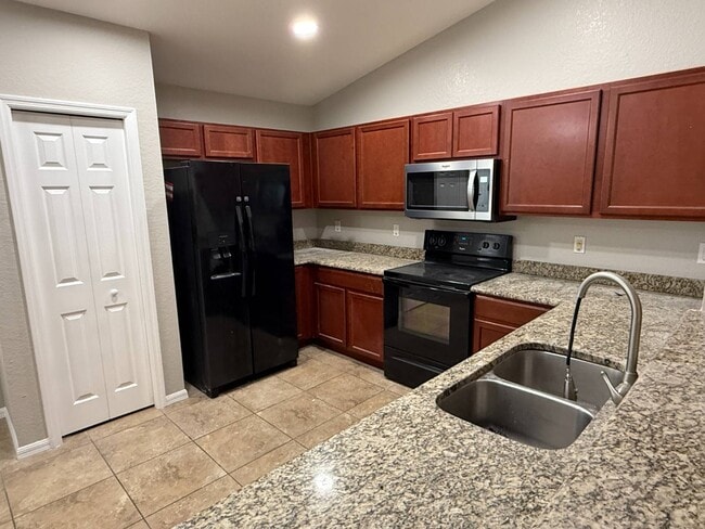 Foto del edificio - 4819 Summerfield Cir