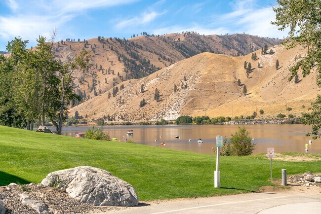 Foto del edificio - Luxurious Fully Furnished 3-Bedroom, 4-Bat...