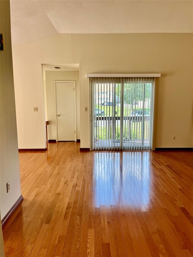Foto del edificio - 4001 Whispering Hills Dr