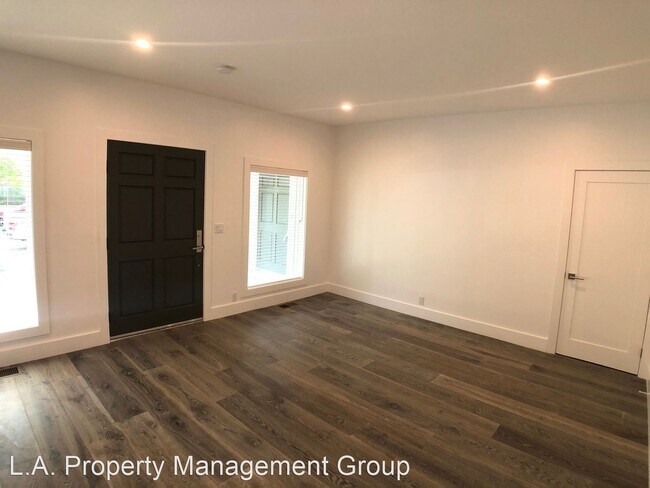 Building Photo - 809 N Croft Ave