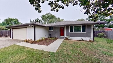 Building Photo - 114 St Albans Pl