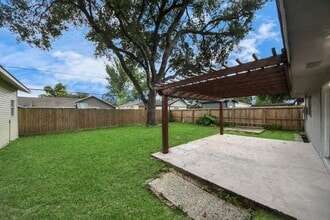 Building Photo - 2405 Pickerton Dr