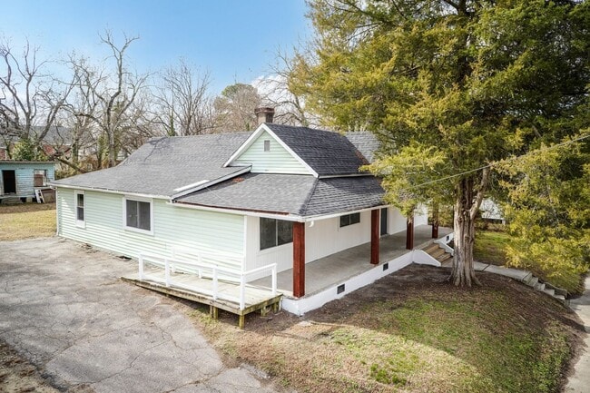 Building Photo - Spacious Three Bedroom Remodeled Home!