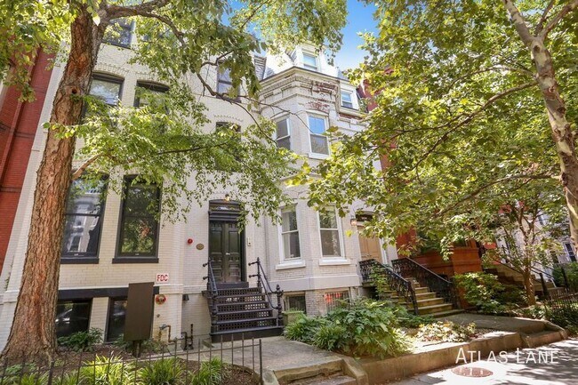 Building Photo - Professionally Managed & Recently Renovate...
