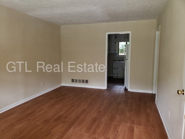 Building Photo - 2 bedroom duplex unit