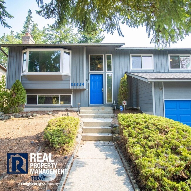 Foto del edificio - Rare 4 Bedroom Plus 4 Bathroom Home!