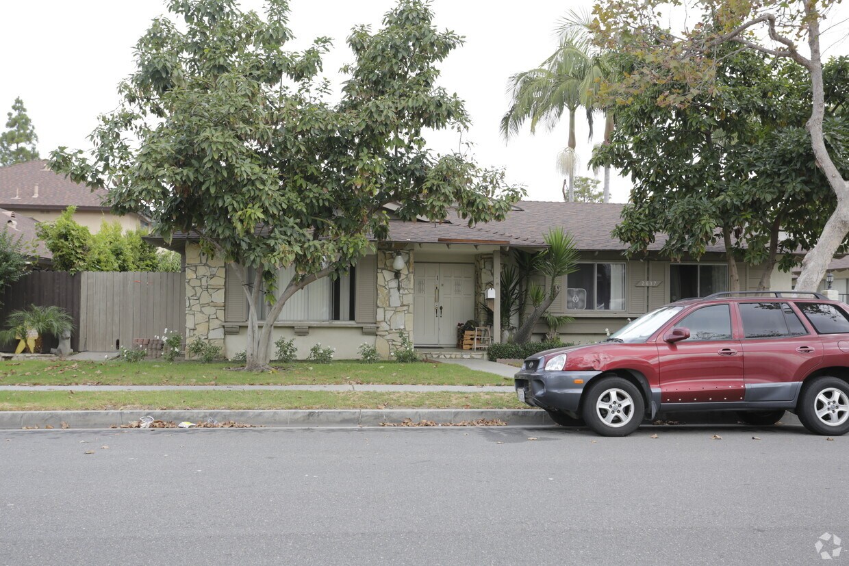 Building Photo - 2637 W Juniper St