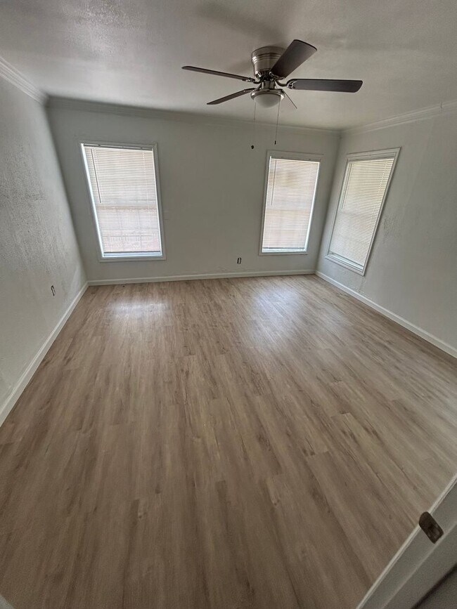 Foto del edificio - 650-654 W NEELY ST