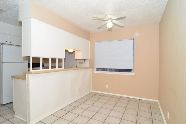 Building Photo - North Austin Duplex for 1000/mo