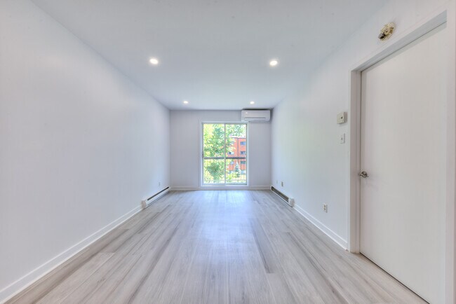 Building Photo - 98 Boul Jean-Paul-Vincent