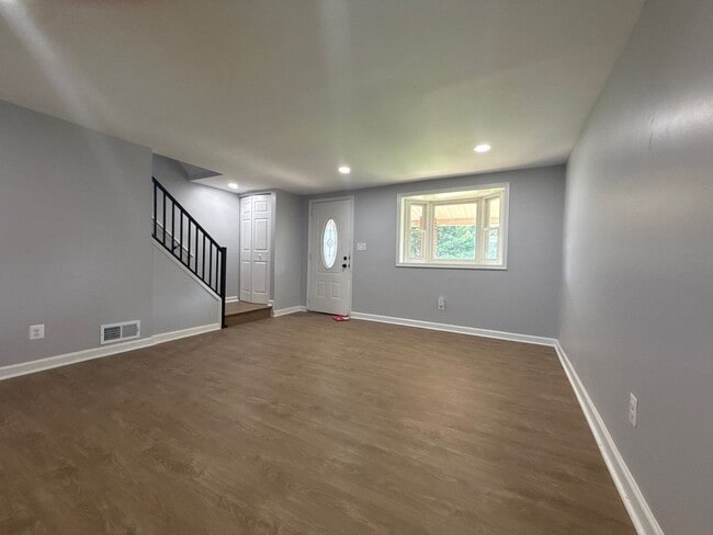 Building Photo - Three Bedroom House in Dundalk