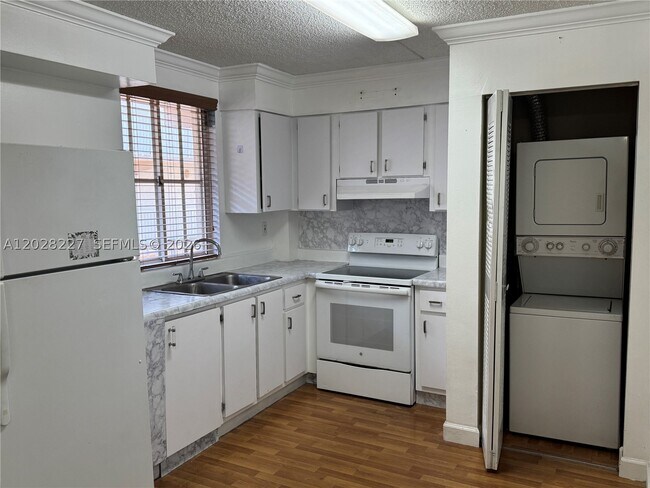 Foto del edificio - 6195 NW 186th St