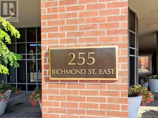 Building Photo - 255 Richmond St E