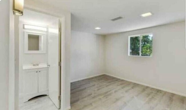 Building Photo - 645 Matagual Dr