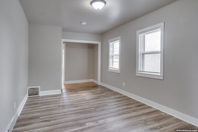 Building Photo - 210 Doty St