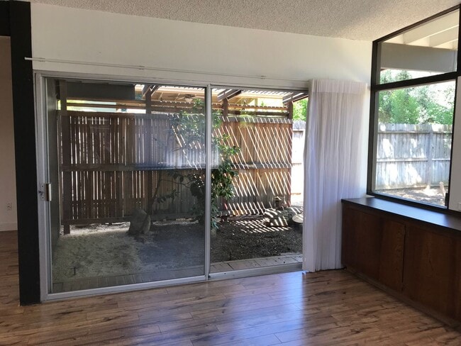 Foto del edificio - Sprawling 7 bedroom home available for sum...