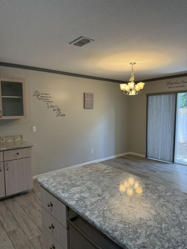 Foto del edificio - Well maintained home in Silver Oaks! Great location!