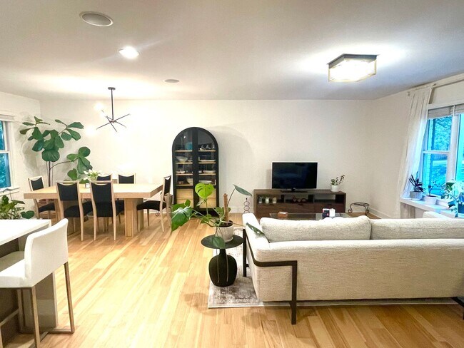 Foto del edificio - Newly Remodeled 3BD, 2.5BA Raleigh Home wi...