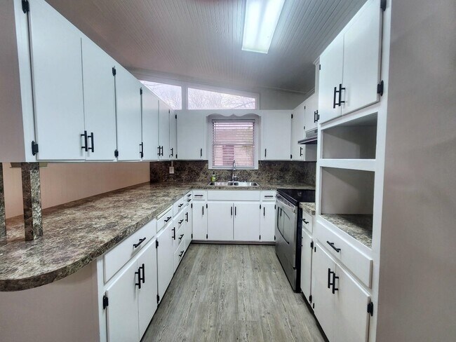 Building Photo - 1800 Bluebonnet Ln