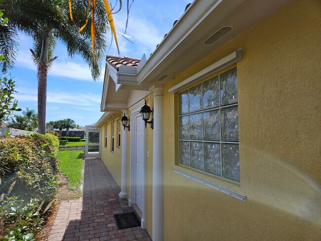 Foto del edificio - Annual Unfurnished 2-Bedroom 2-Bathroom Single Family Attached Home located in the Isles of Saras...