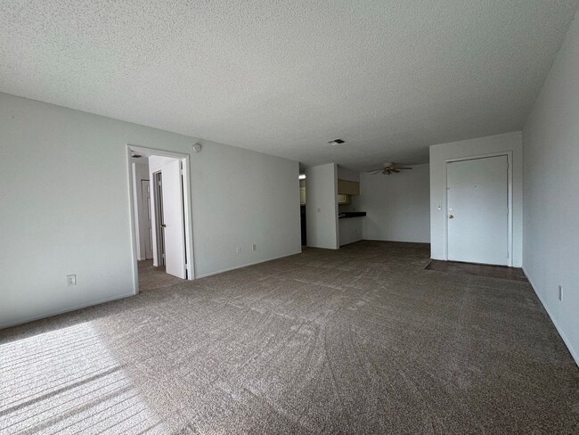 Building Photo - Large 1 bedroom Condo on Second Floor Over...