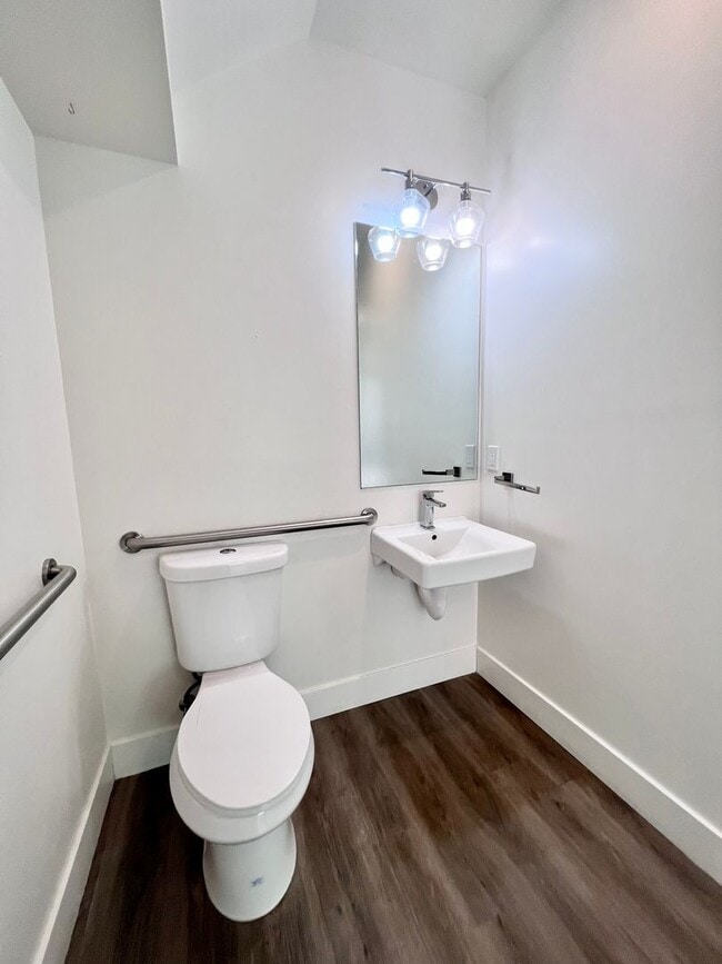 Building Photo - Large multi level 2Bd/1.5 Bth with heated ...