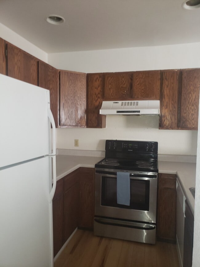 Building Photo - 2600 S Oakhurst Ct