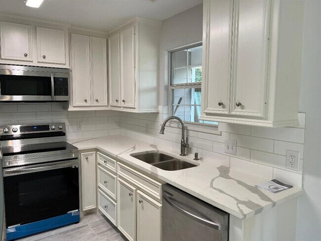 Foto del edificio - 23847 Tri Lakes Rd