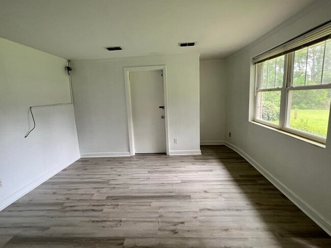 Building Photo - 824 Concord Rd