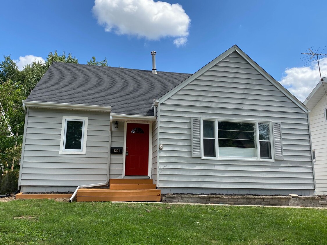 Foto principal - Remodeled 4 Bedroom 3 bath Home