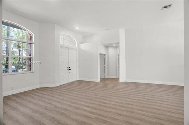 Building Photo - 2611 Oakbrook Ln