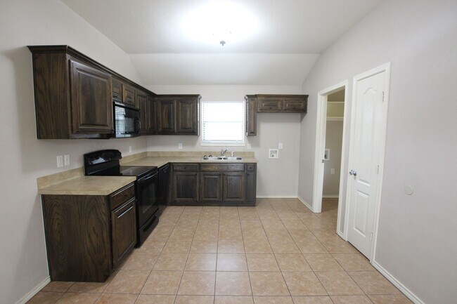 Building Photo - COMING SOON! 3 Bedroom Duplex in Lindale!