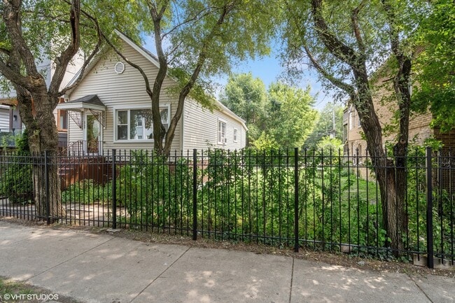 Building Photo - 2759-2761 W Francis Pl