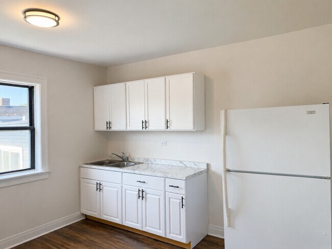 Foto del edificio - 7351 N Damen Ave