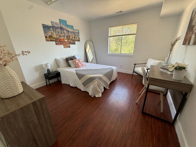 Foto del edificio - Nice Private Furnished  Girl Room Downtown with View