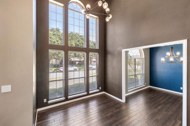 Building Photo - 1109 San Saba Dr